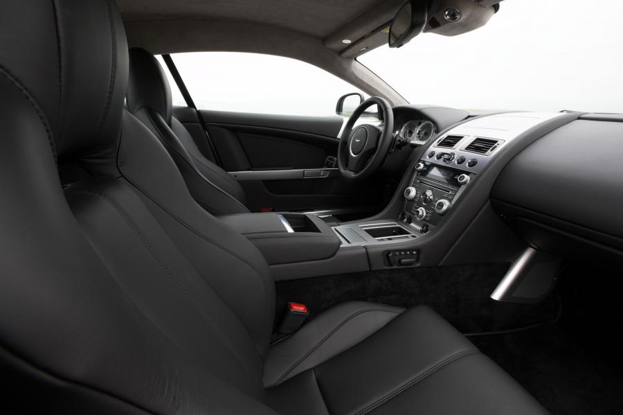 Интерьер Aston Martin DB9 2010 года  (WW) (фото 6 из 17)